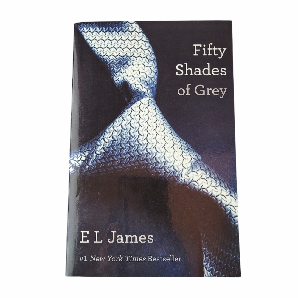 Fifty Shades of Grey: Book One of the Fifty Shades Trilogy, E L James– Paperback